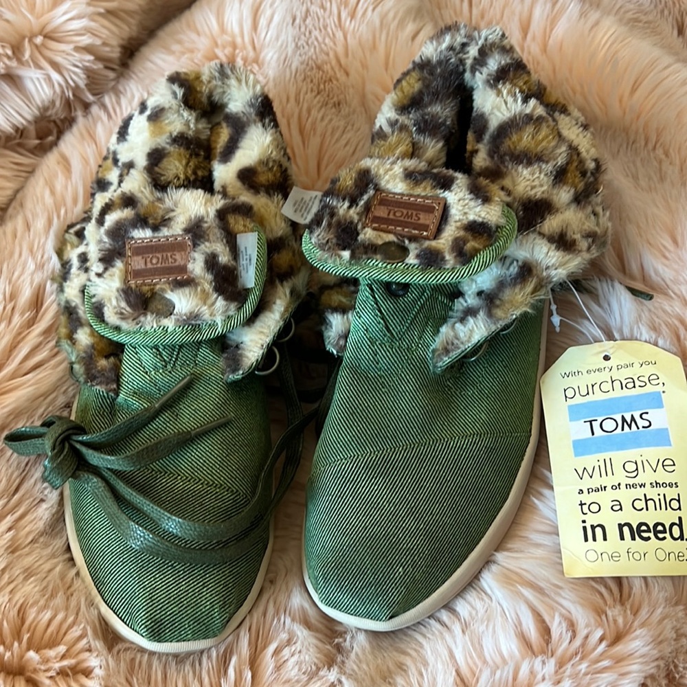Tom’s high tops with fur. BNWT Women’s size 6.5